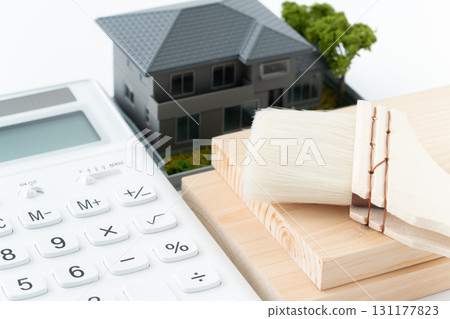 計算器、微型房屋、畫筆和木板 計算器、微型房屋、畫筆和木板 131177823