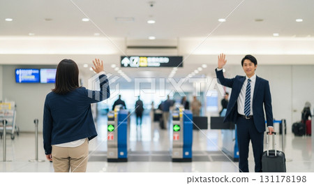 一位女士在檢票口向他揮手道別 131178198