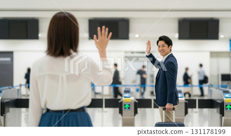 一位女士在檢票口向他揮手道別 131178199