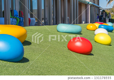 擁有豐富多彩遊樂設施的兒童遊樂場 131178555