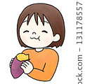 手繪插畫：一個女孩在吃地瓜 131178557