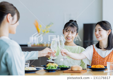 年輕女子在女生聚會上舉杯慶祝 131178817