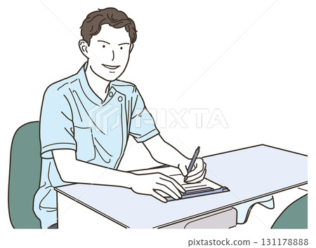 一名男醫護人員坐在辦公桌前寫病歷 131178888