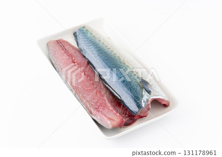 白色背景盤上的鯖魚片 131178961
