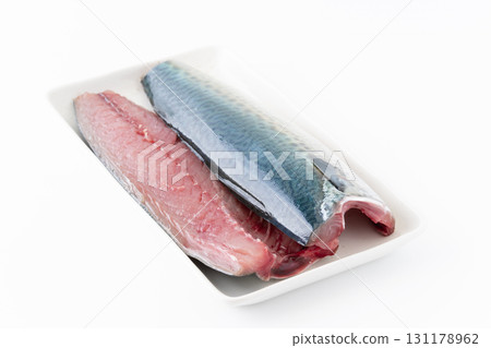 白色背景盤上的鯖魚片 131178962