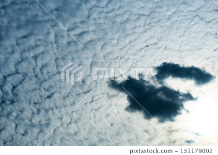 秋日天空：卷積雲下的高積雲。高飽和度對比。 131179002