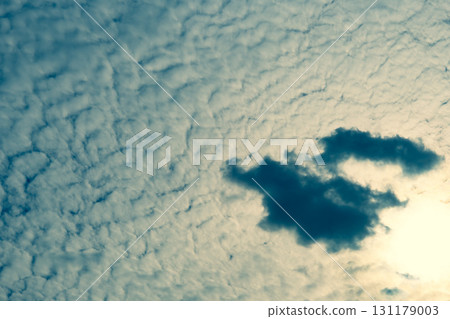 秋日天空：卷積雲下的高積雲，增添暖色 131179003