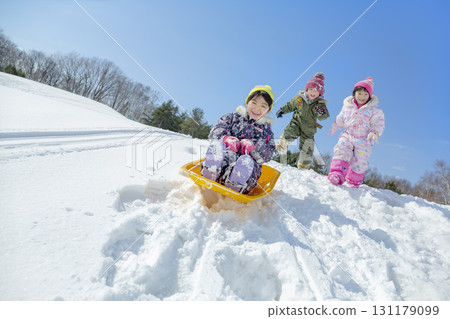 Children playing in the snow in the winter park 131179099