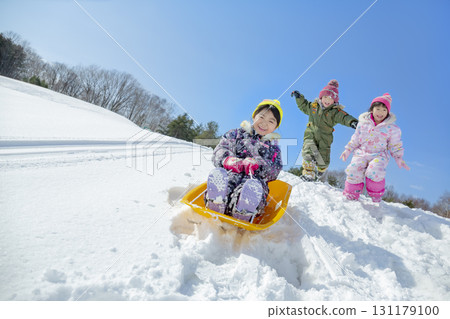 Children playing in the snow in the winter park 131179100