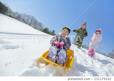 孩子們在冬季公園的雪地玩耍 孩子們在冬季公園的雪地玩耍 131179102