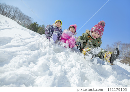 孩子們在冬季公園的雪地玩耍 孩子們在冬季公園的雪地玩耍 131179103