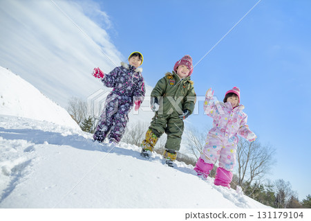 孩子們在冬季公園的雪地玩耍 孩子們在冬季公園的雪地玩耍 131179104