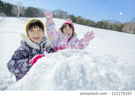 孩子們在冬季公園的雪地玩耍 孩子們在冬季公園的雪地玩耍 131179105