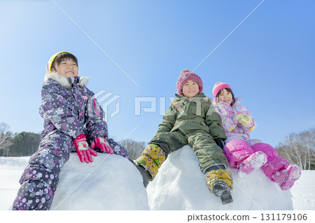 孩子們在冬季公園的雪地玩耍 孩子們在冬季公園的雪地玩耍 131179106