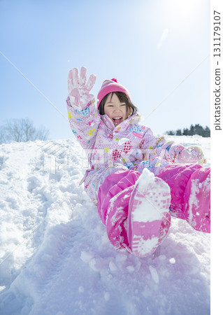 冬季公園在雪地裡玩耍的女孩 冬季公園在雪地裡玩耍的女孩 131179107
