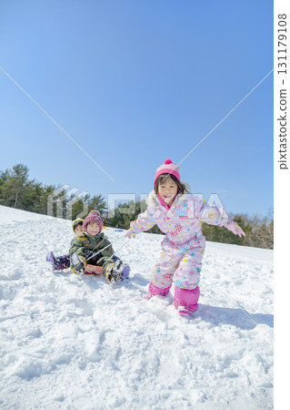 孩子們在冬季公園的雪地玩耍 131179108