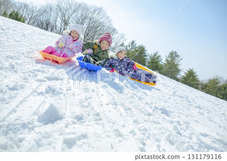 孩子們在冬季公園的雪地玩耍 孩子們在冬季公園的雪地玩耍 131179116