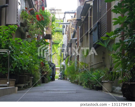 狹窄的後巷 狹窄的後巷 131179473