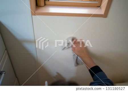 家庭主婦擦拭廚房牆壁 131180527