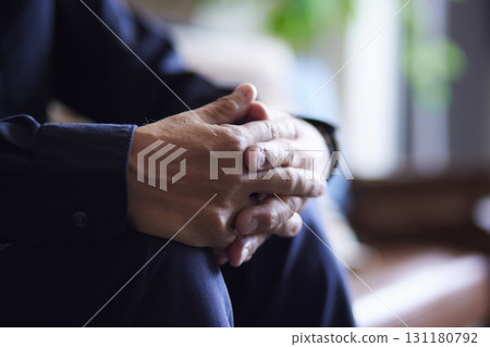 坐在客廳沙發上的一位老人的手 131180792