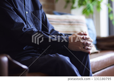 坐在客廳沙發上的一位老人的手 131180795
