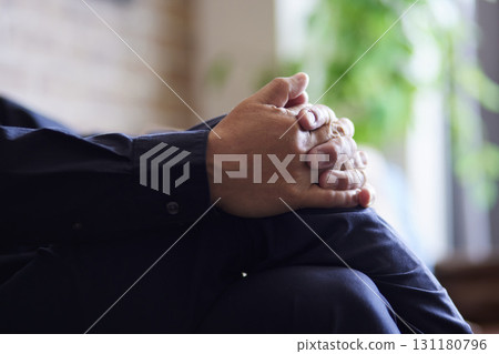 坐在客廳沙發上的一位老人的手 131180796