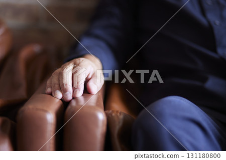 一位老人的雙手放在沙發扶手上。 一位老人的雙手放在沙發扶手上。 131180800