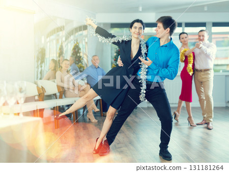 Young couple dancing 131181264