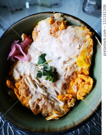 I tried serving a pork cutlet bowl from the supermarket in a bowl. 131181306