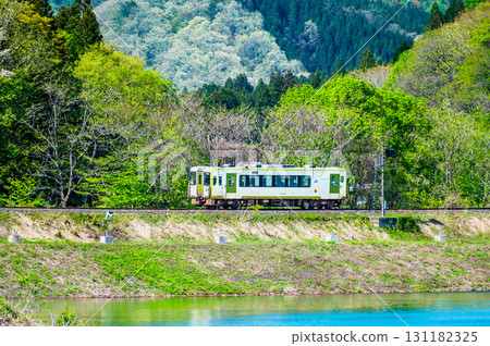 北上線：跨越新綠的第一和賀川大橋的Kiha 100 131182325