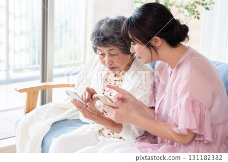 老年人正在學習如何使用智慧型手機 131182382