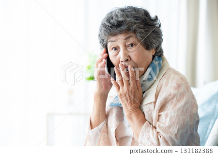 接聽可疑電話的女高管 131182388