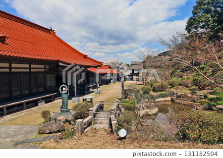 The grounds and main hall of Zuishoan, a Soto Zen temple in Ube City, Yamaguchi Prefecture 131182504