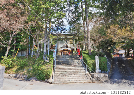 山口縣山陽小野田市別府八幡宮的鳥居和拜殿 131182512