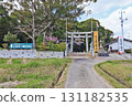 The approach and torii gate to Yoshibeta Hachiman Shrine in Sanyo Onoda City, Yamaguchi Prefecture 131182535