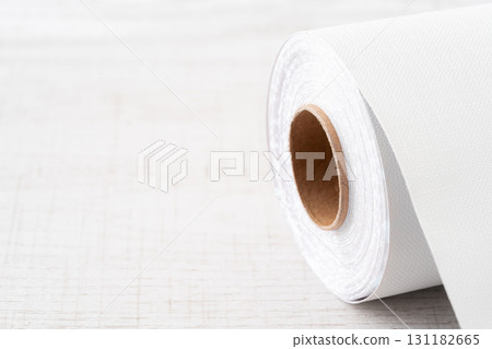 一卷白色壁紙的特寫 131182665