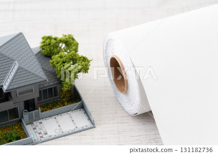 微型房屋和一卷白色牆紙的特寫 131182736