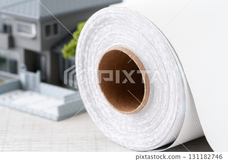 微型房屋和一卷白色牆紙的特寫 131182746