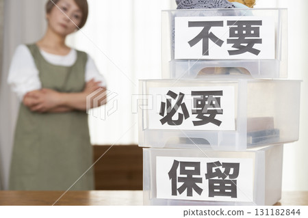 老年婦女在客廳整理 老年婦女在客廳整理 131182844