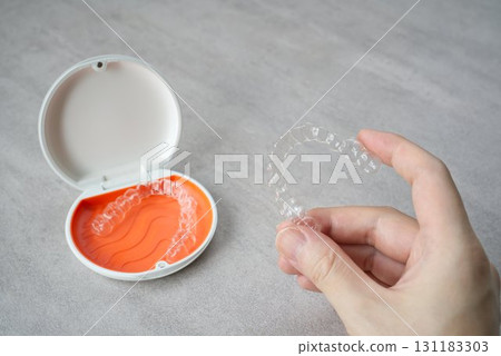 手持橙色和白色盒子的矯正器 131183303