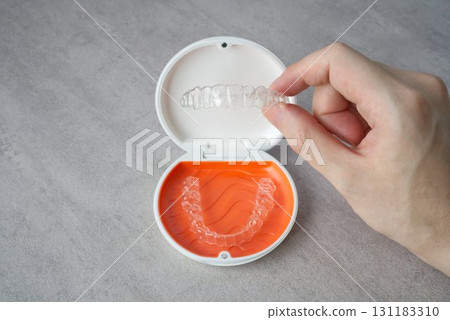 手持橙色和白色盒子的矯正器 131183310