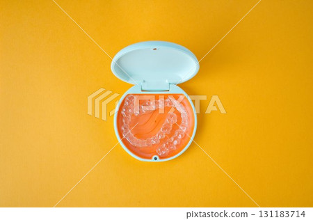 橘色和白色盒子，內含牙齒矯正器 131183714