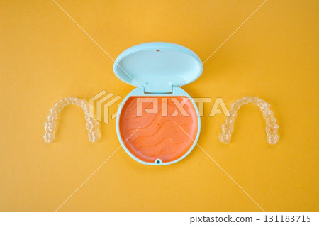 橘色和白色盒子,內含牙齒矯正器 橘色和白色盒子,內含牙齒矯正器 131183715