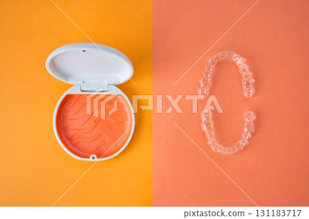 橘色和白色盒子,內含牙齒矯正器 橘色和白色盒子,內含牙齒矯正器 131183717