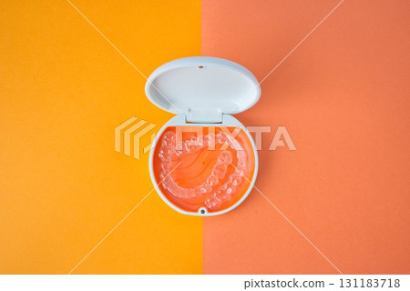 橘色和白色盒子，內含牙齒矯正器 131183718