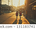 兩名小學生在夕陽下步行上學的背影 131183741