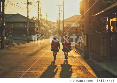 兩名小學生在夕陽下步行上學的背影 131183741
