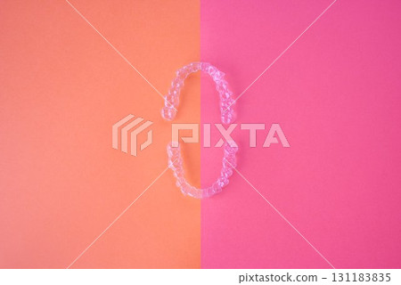 矯正器和橙色和粉紅色背景 131183835