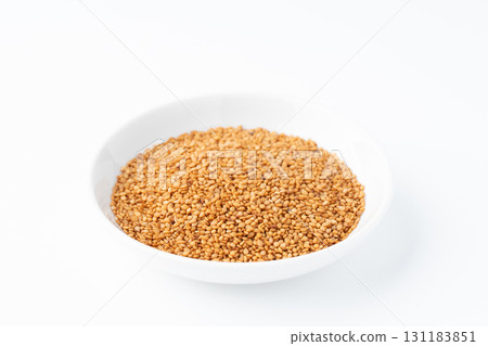 白色背景盤子裡的金芝麻（生芝麻） 131183851