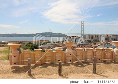 從國家指定史蹟五色塚古墓眺望淡路島明石海峽大橋 131183878